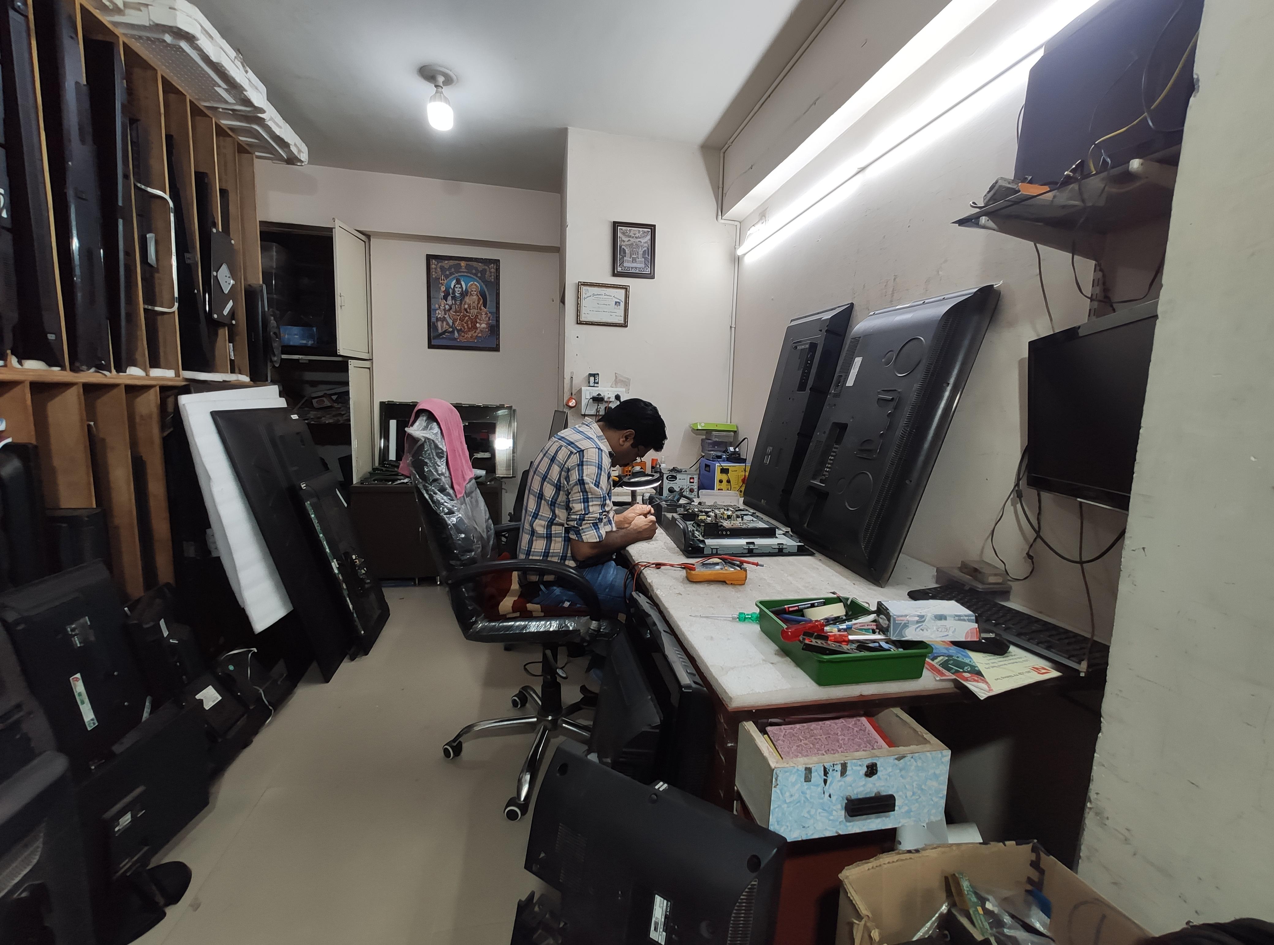 Jay Electronics Branch 1 inside full shop view