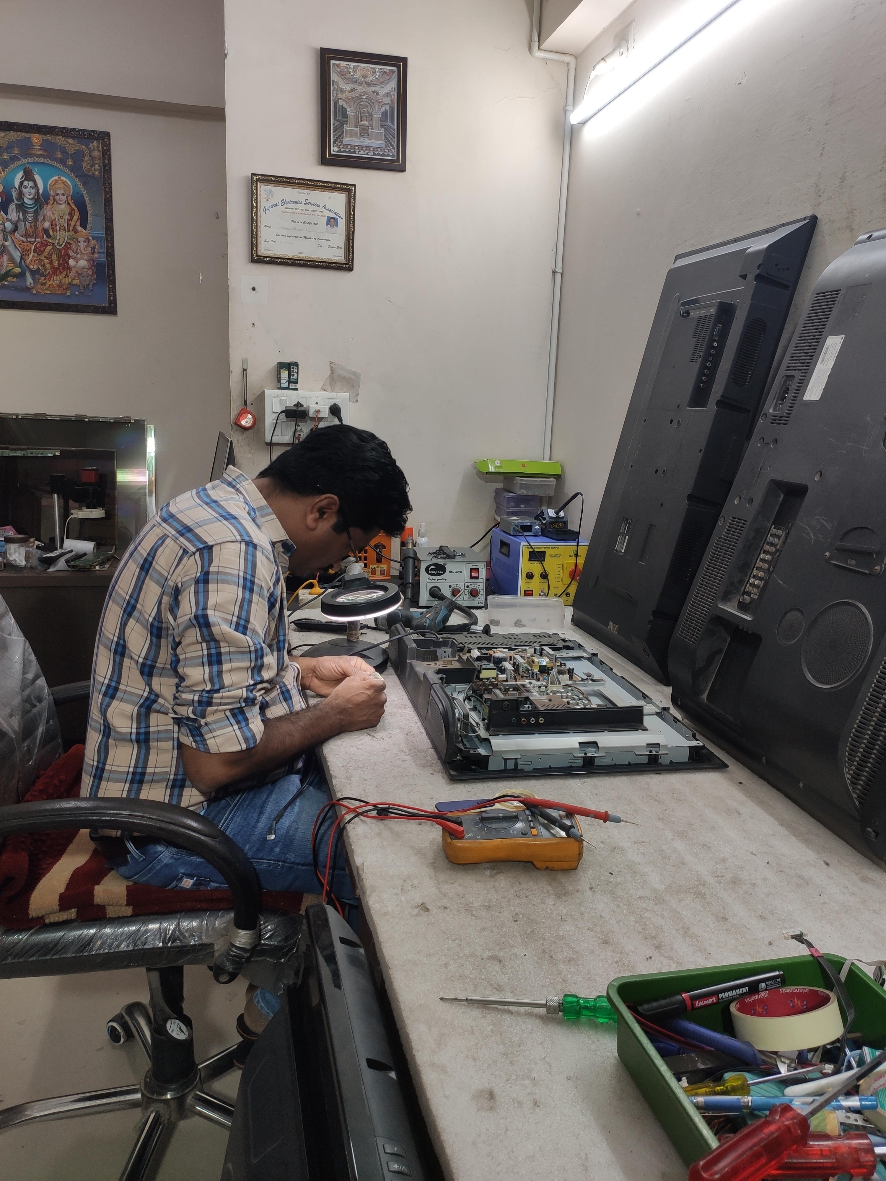 Working desk at Jay Electronics Branch 1